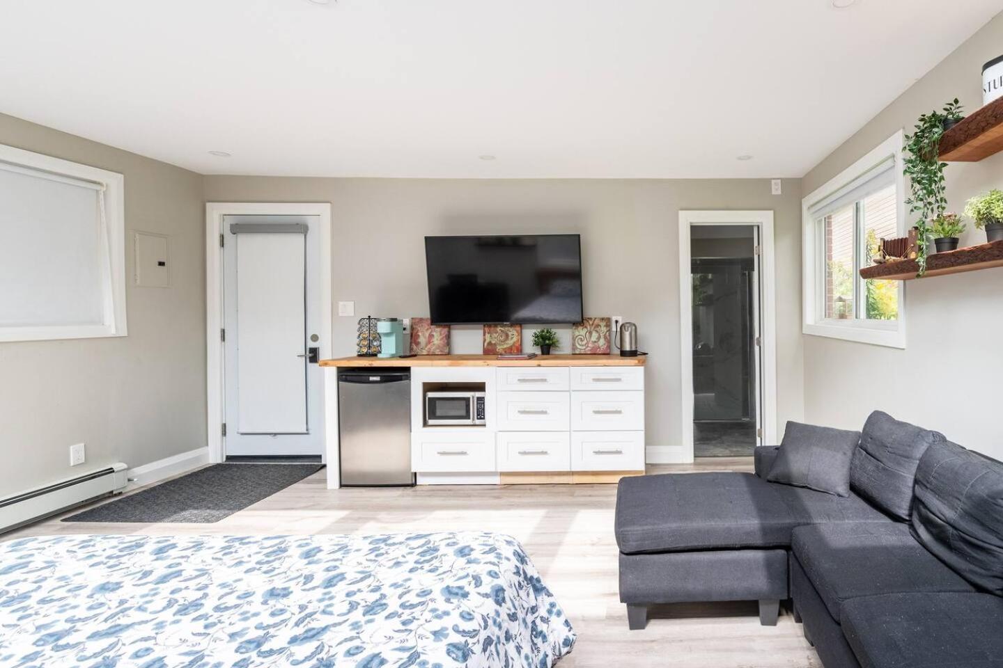 ENTIRE BACHELOR UNIT EN-SUITE UPTOWN WATERLOO - e4 - Image 4