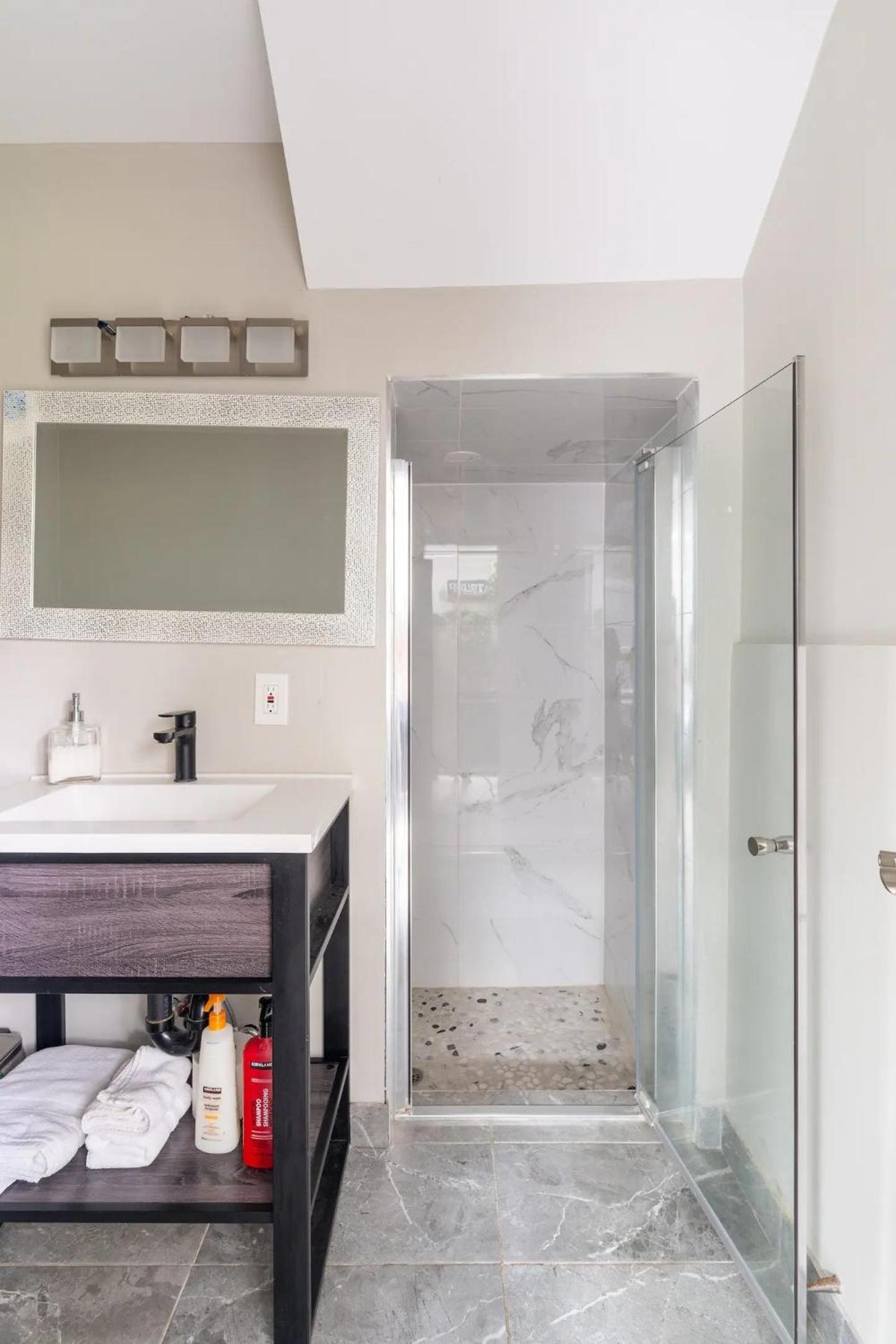 ENTIRE BACHELOR UNIT EN-SUITE UPTOWN WATERLOO - e4