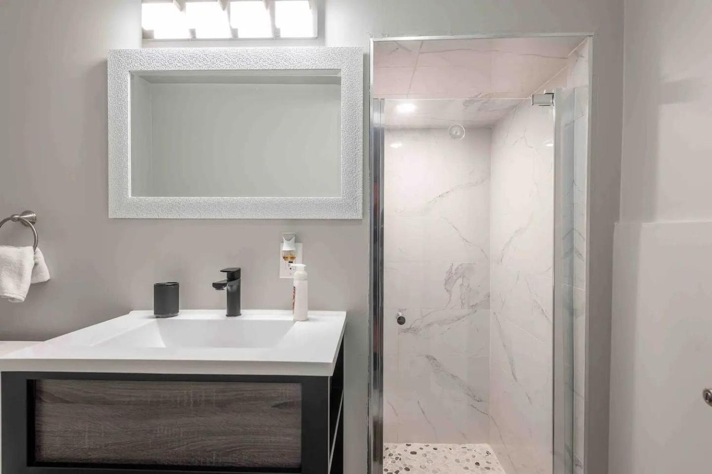 ENTIRE BACHELOR UNIT EN-SUITE UPTOWN WATERLOO - e4