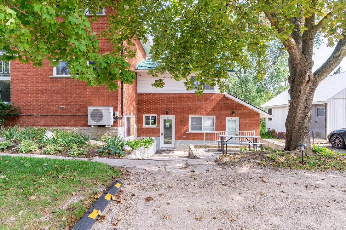 ENTIRE BACHELOR UNIT EN-SUITE UPTOWN WATERLOO - e4