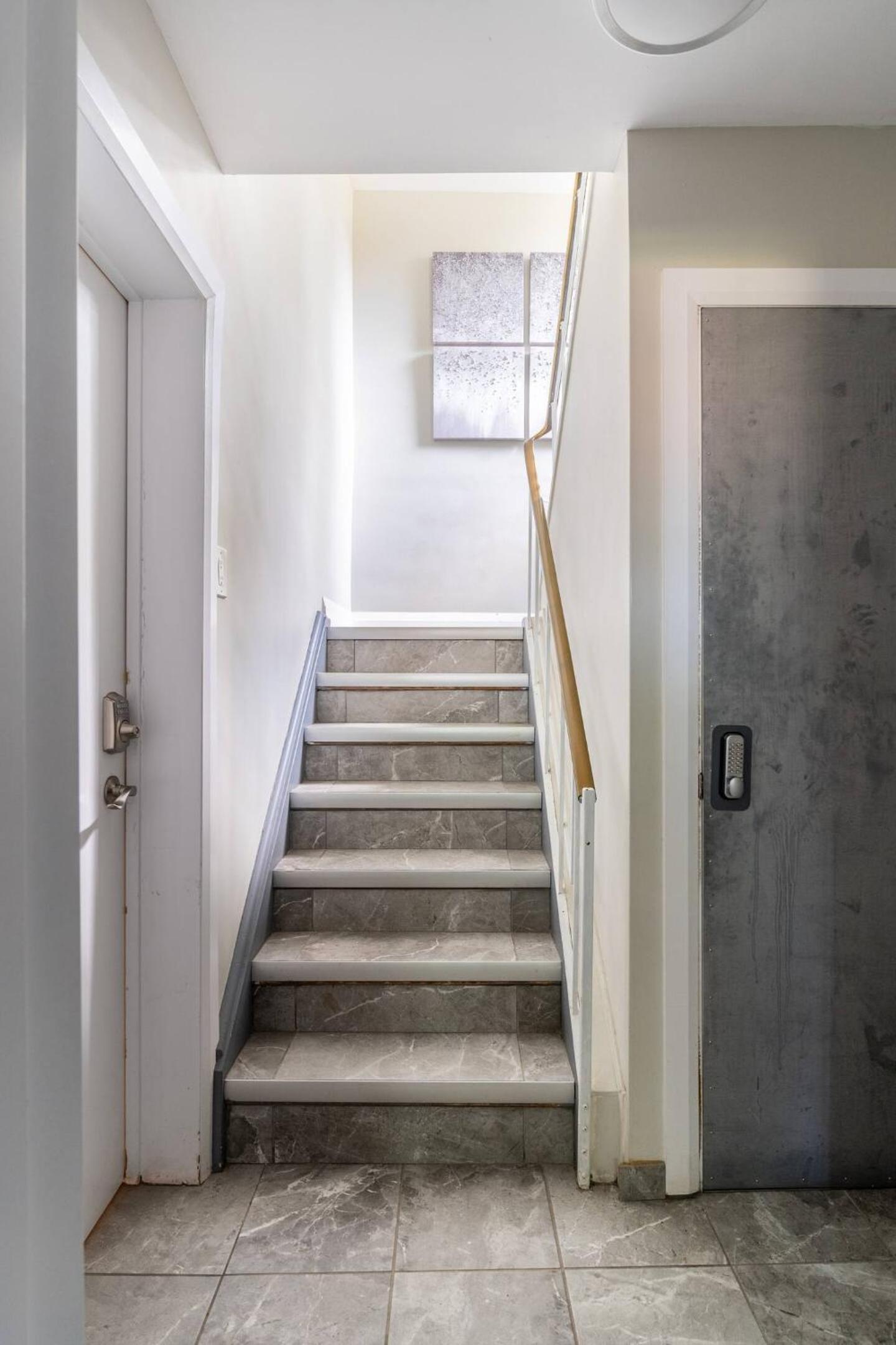 ENTIRE BACHELOR UNIT EN-SUITE UPTOWN WATERLOO - e4