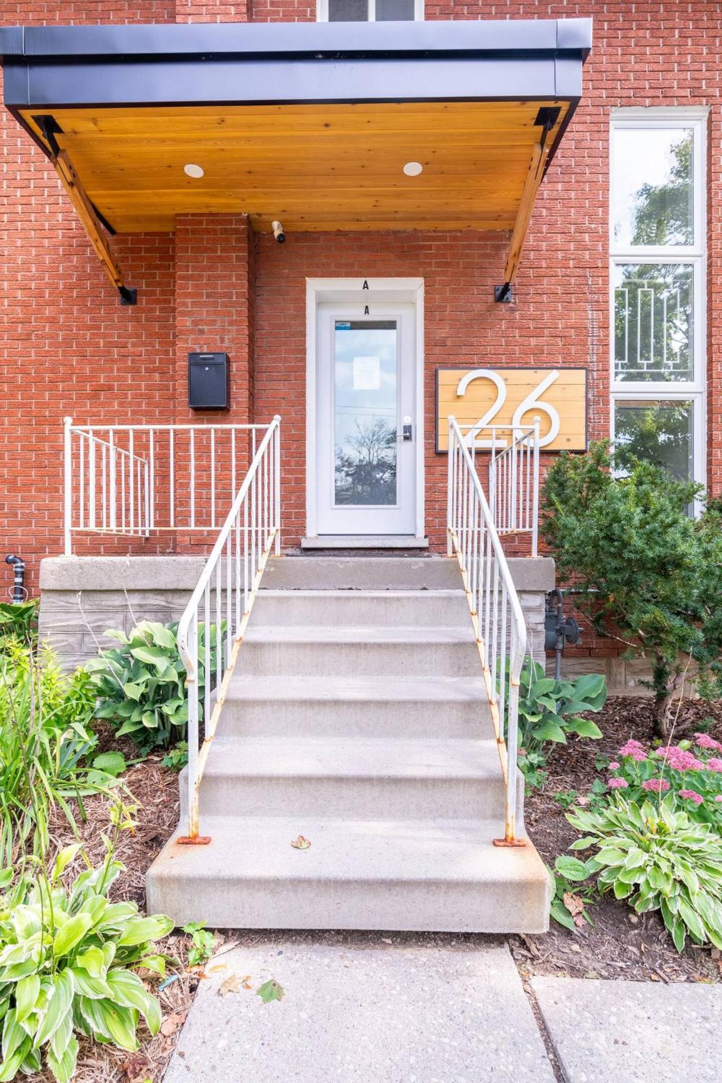 ENTIRE BACHELOR UNIT EN-SUITE UPTOWN WATERLOO - e4