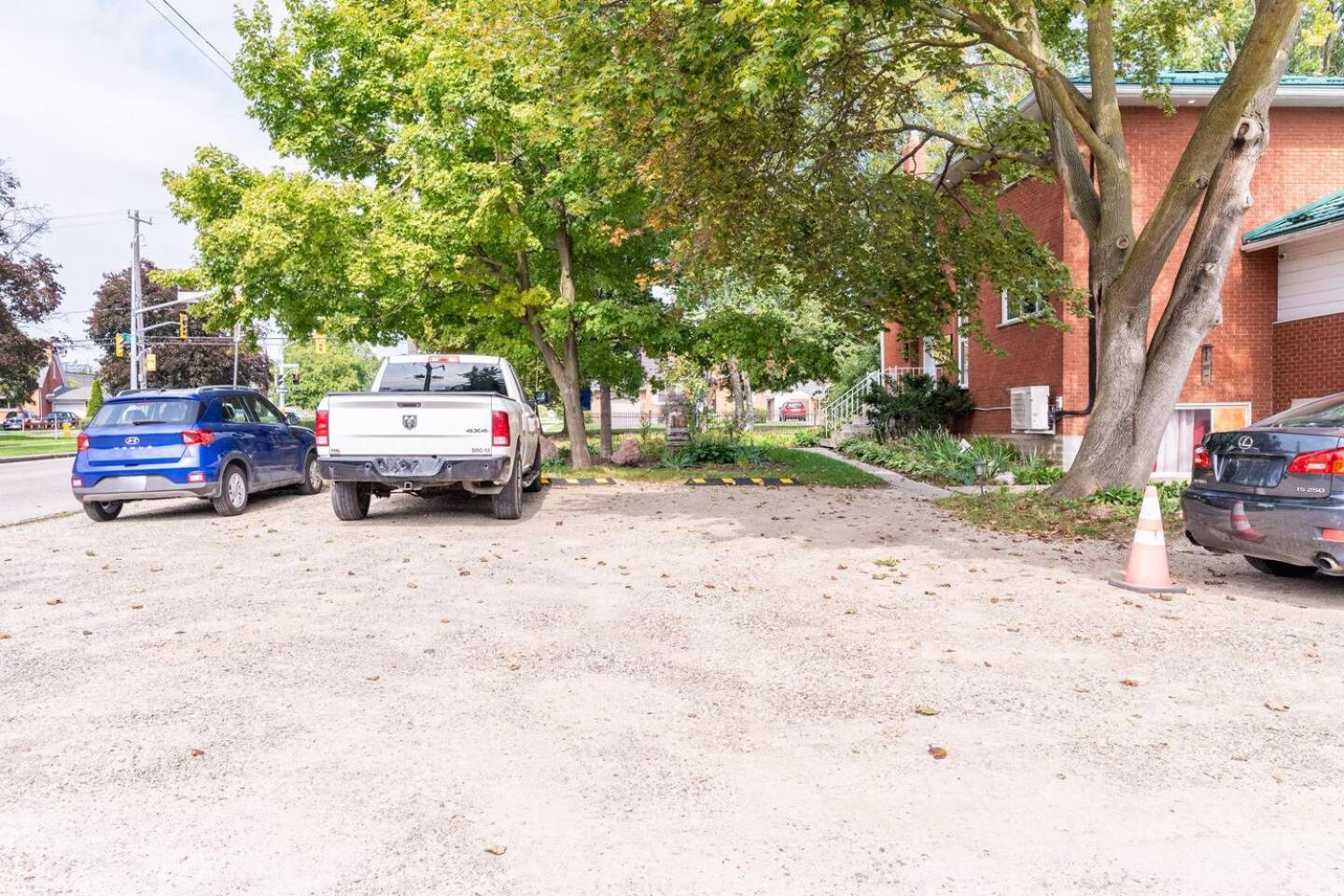 ENTIRE BACHELOR UNIT EN-SUITE UPTOWN WATERLOO - e4