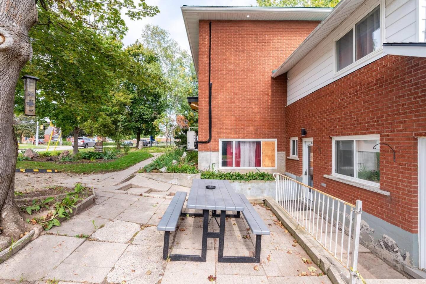 ENTIRE BACHELOR UNIT EN-SUITE UPTOWN WATERLOO - e4