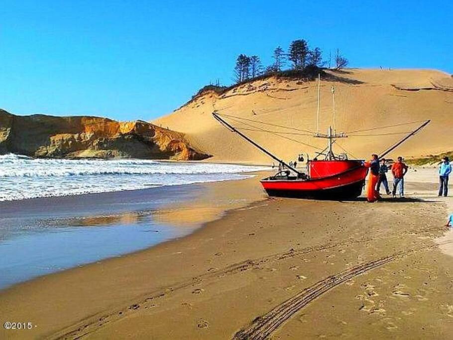 Ocean Front...Sand in your toes getaway!! view 4