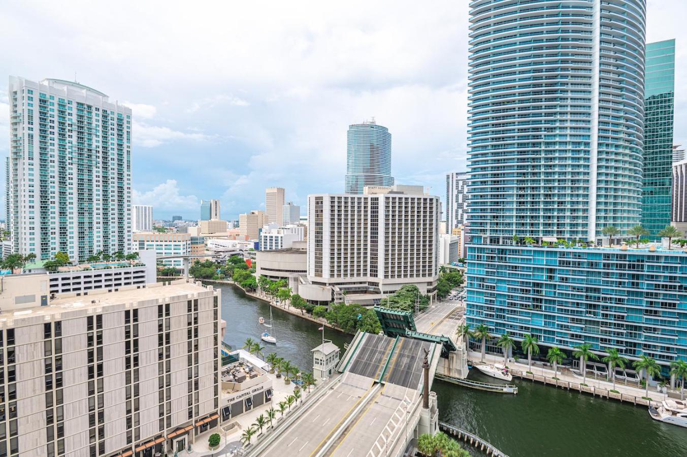 Hotel ** W ICON BRICKELL-LUXURY UNIT- FREE SPA** - Image 1