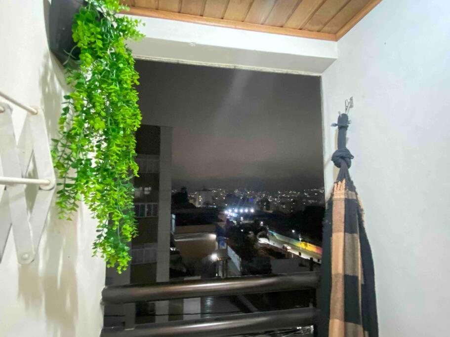 Apartamento bem localizado com varanda