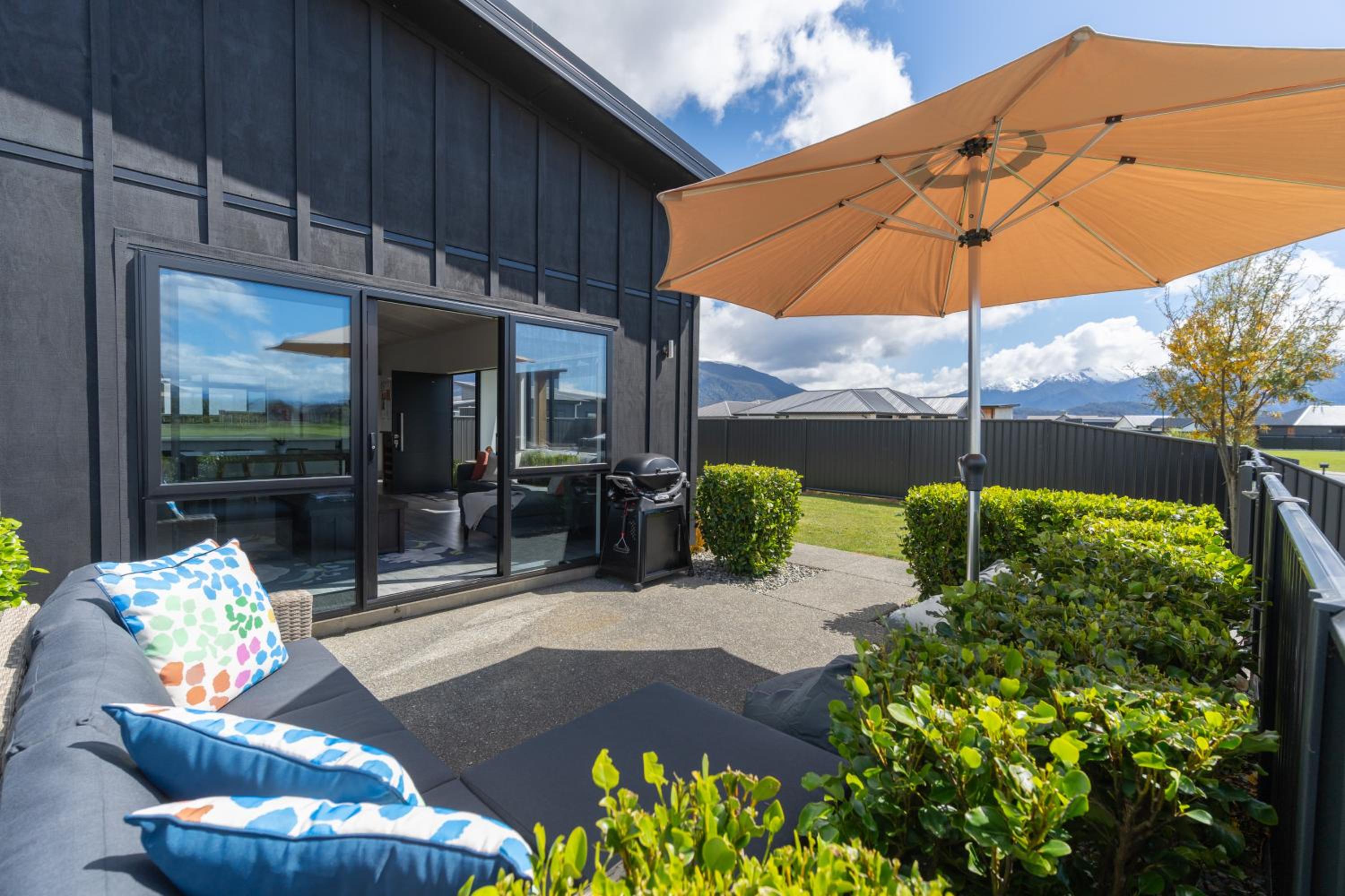 Pounamu Paradise - Te Anau Holiday Home view 2