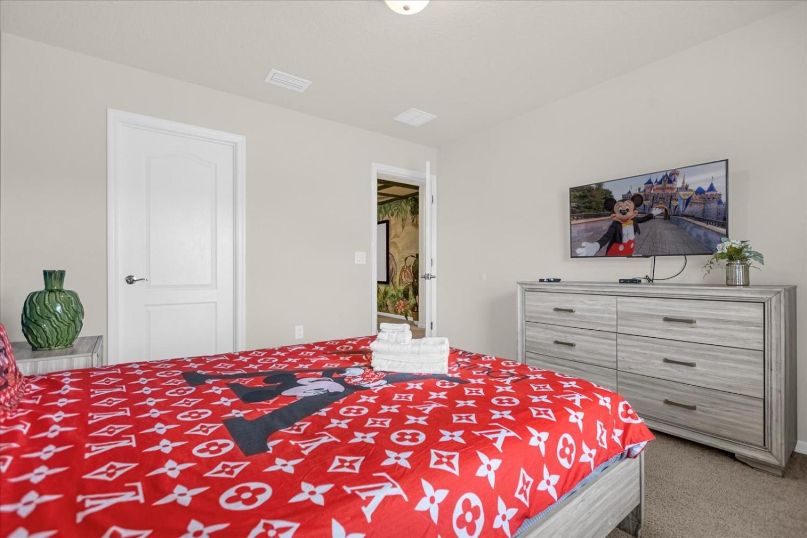 DISNEY VILLA Game rm, free heated Pool, Spa, Lazy rvr, BBQ, themed bedrooms view 2