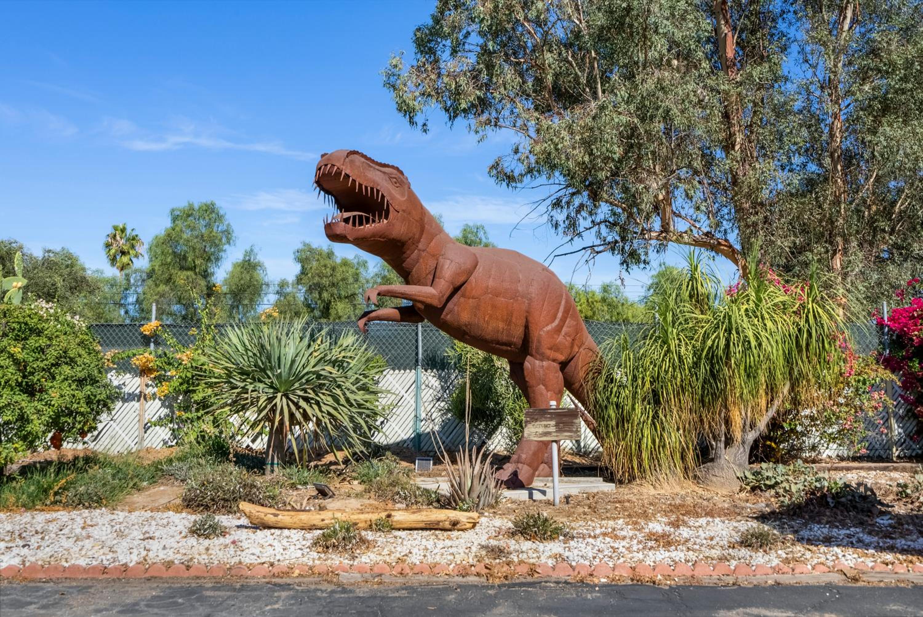 HARRY'S MAN CAVE - A Vintage Motel on the Historic 395 route - The New Star Motel Experience view 5