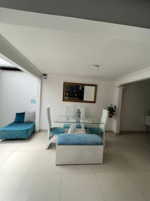 En Bogotá, Hermosa Casa Villa Encanto a 5 minutos del aeropuerto