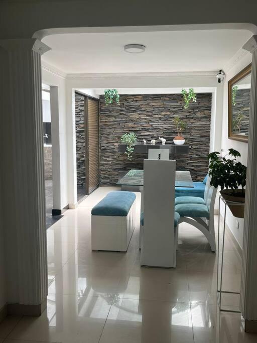 En Bogotá, Hermosa Casa Villa Encanto a 5 minutos del aeropuerto