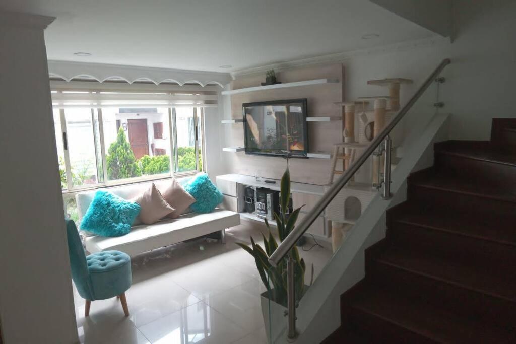 En Bogotá, Hermosa Casa Villa Encanto a 5 minutos del aeropuerto