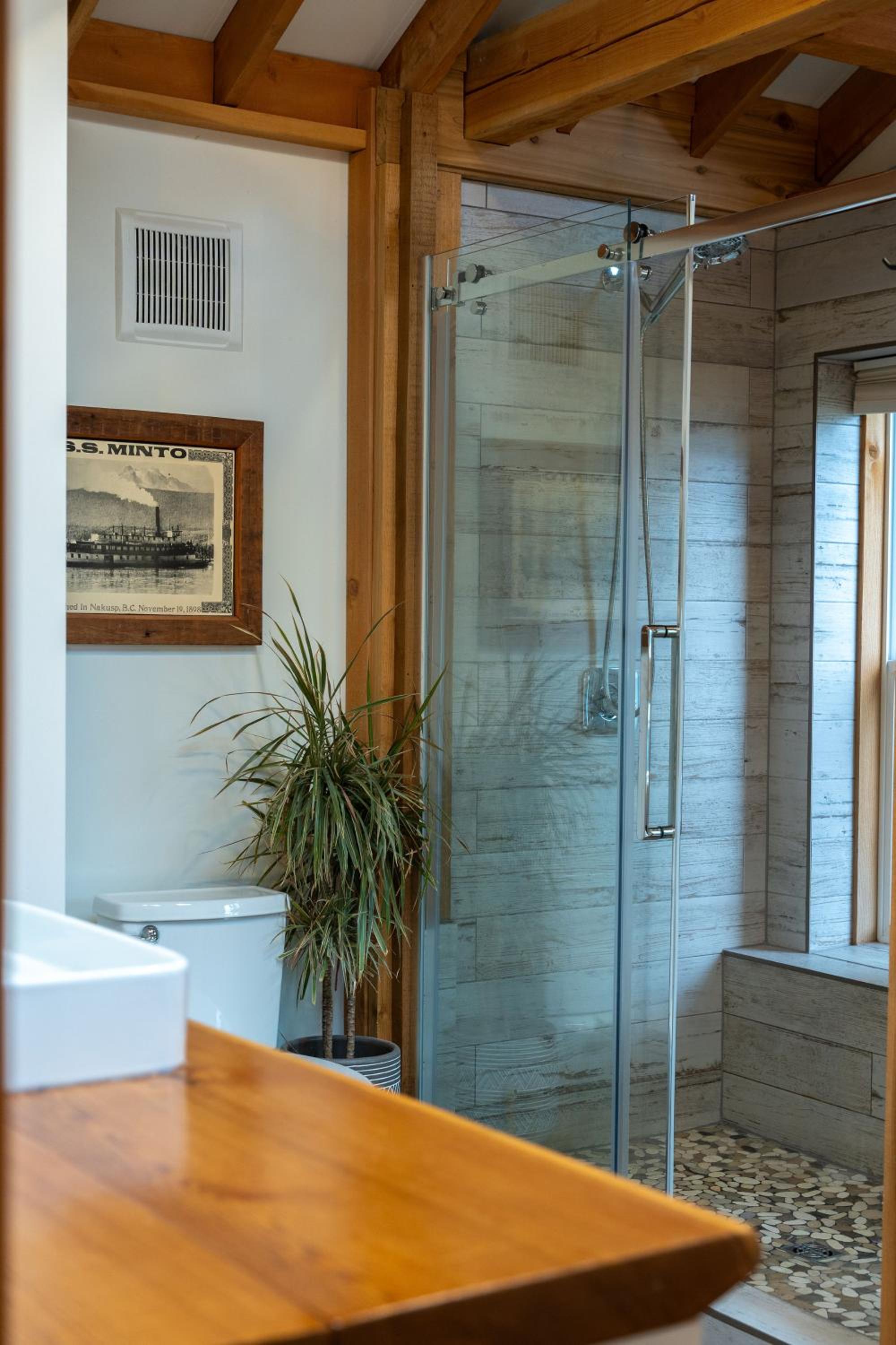 The Kootenay Lake House - A Private Luxury Retreat