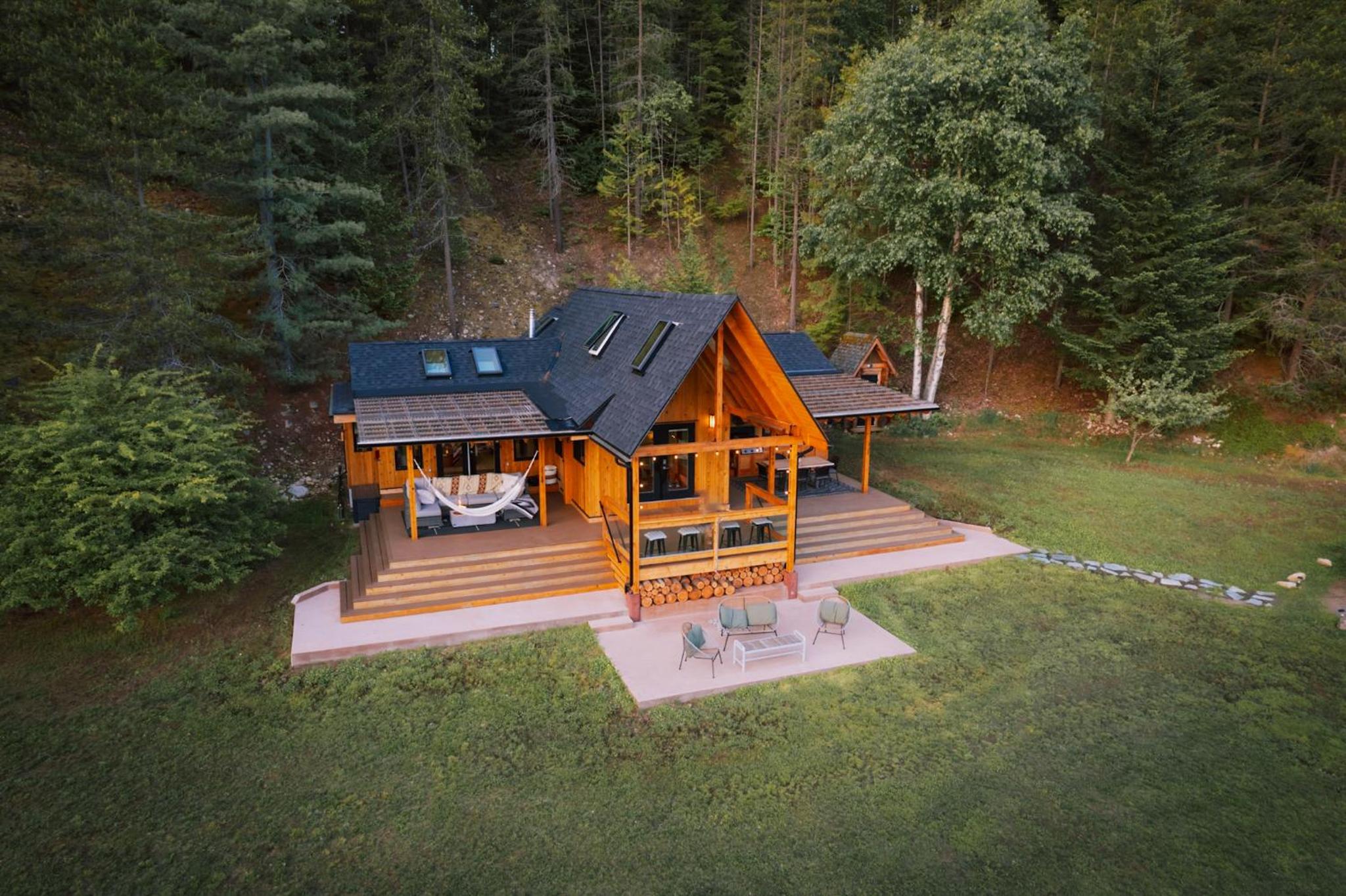 The Kootenay Lake House - A Private Luxury Retreat