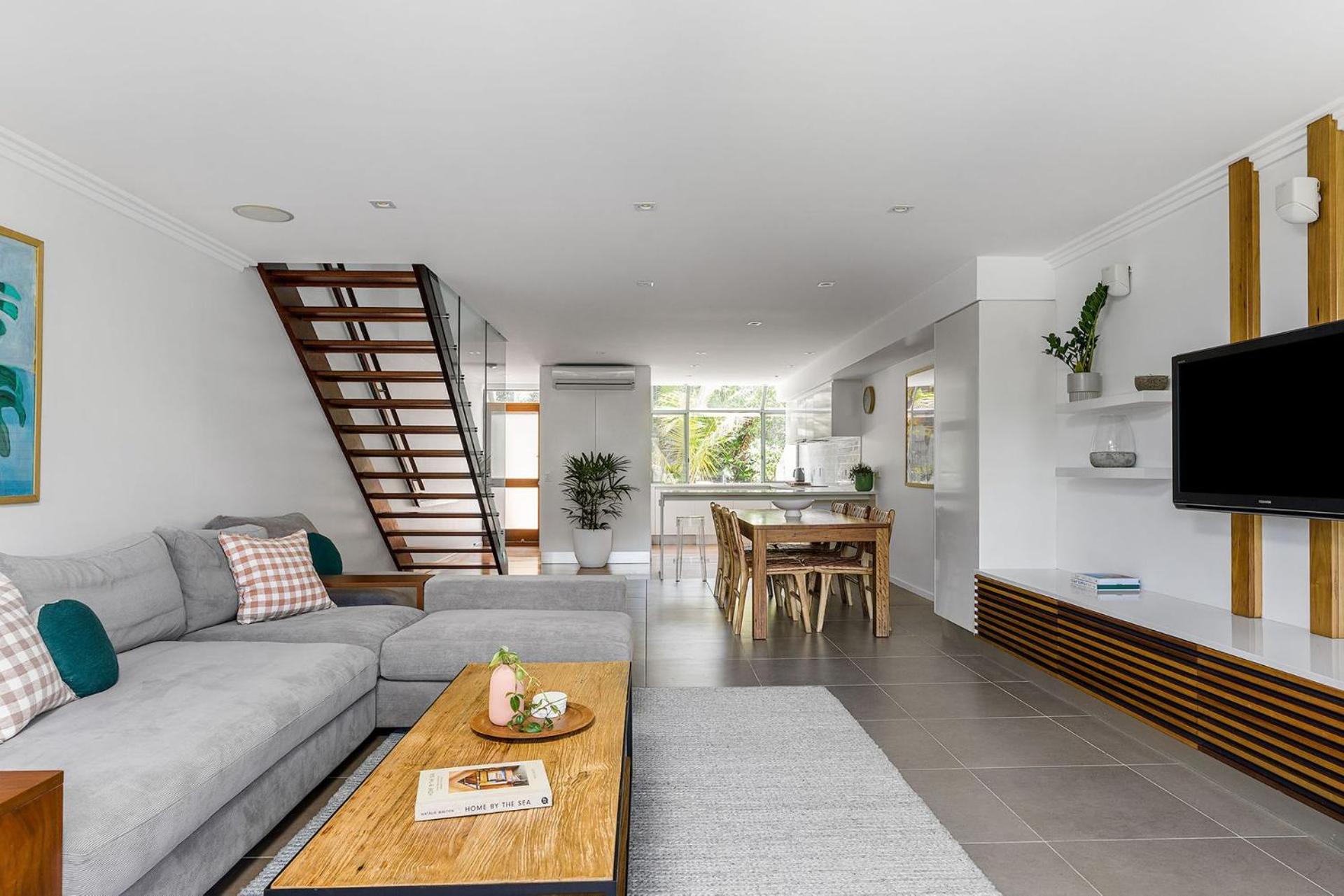 1 James Cook Apartments - Opposite Clarkes Beach