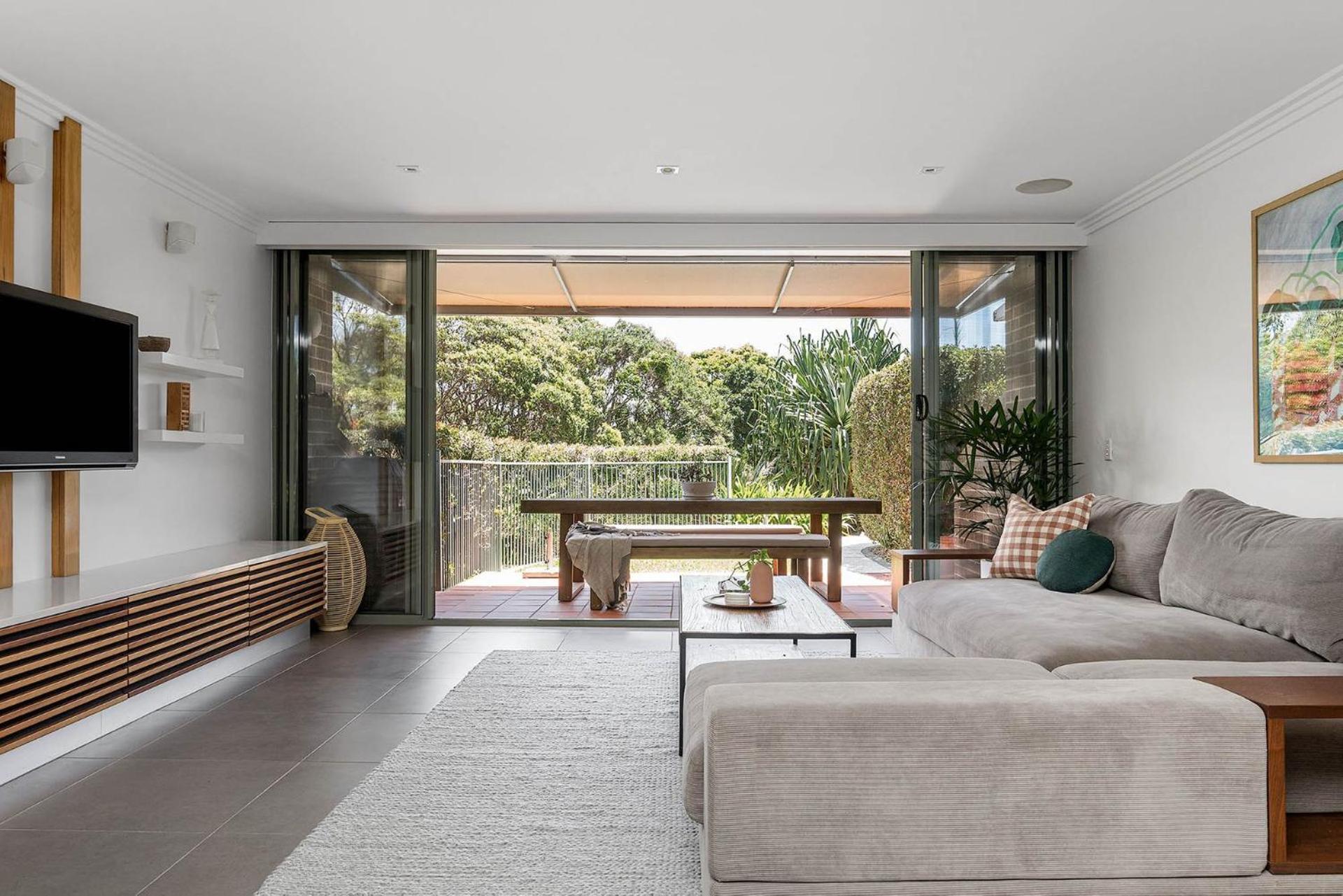 1 James Cook Apartments - Opposite Clarkes Beach