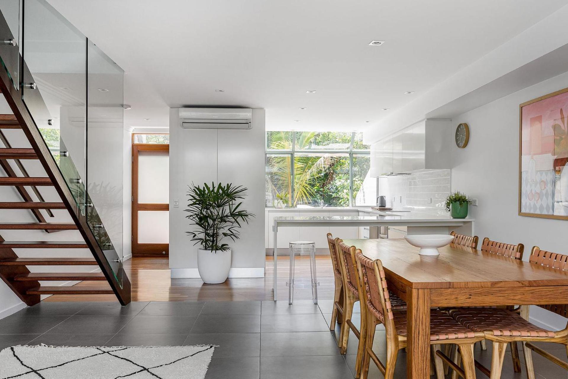 1 James Cook Apartments - Opposite Clarkes Beach