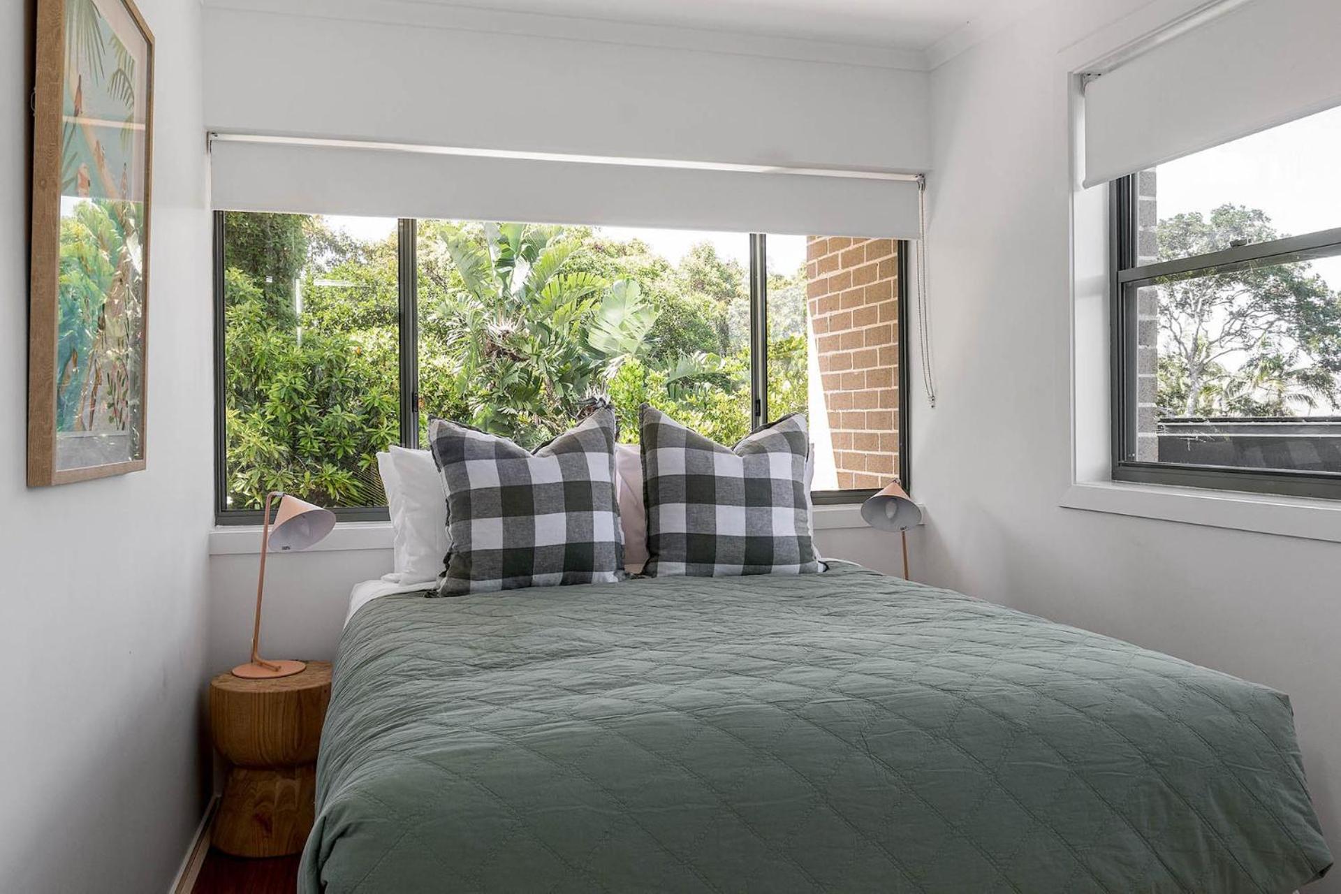 1 James Cook Apartments - Opposite Clarkes Beach