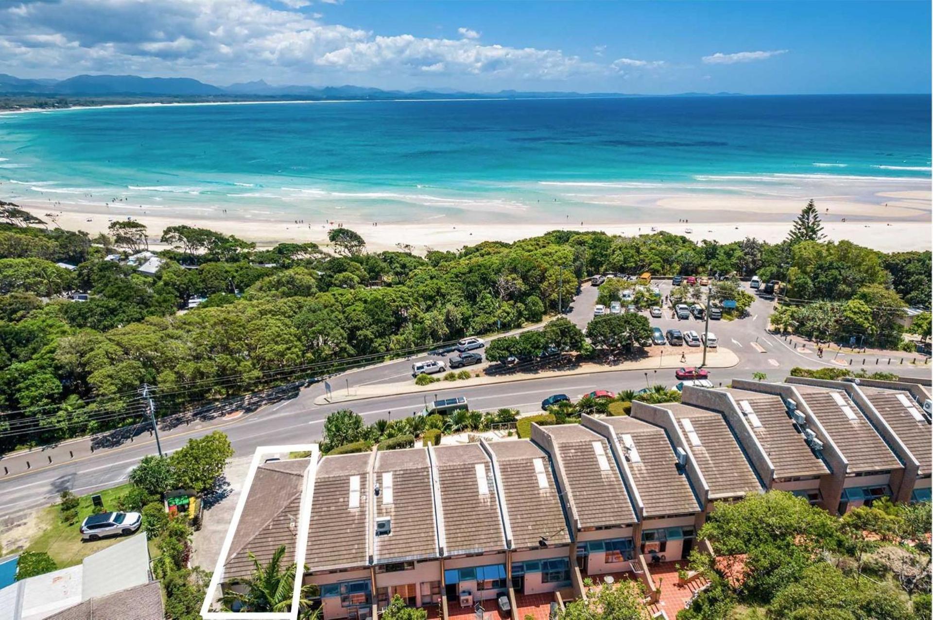 1 James Cook Apartments - Opposite Clarkes Beach