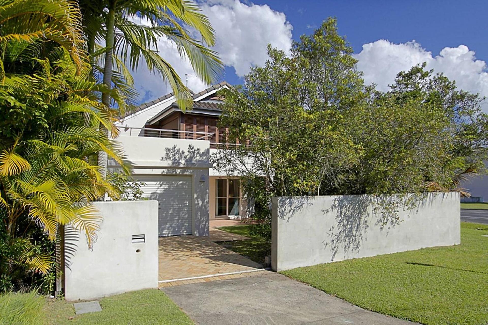 Clarkes Beach Villa - steps to beach & Byron town
