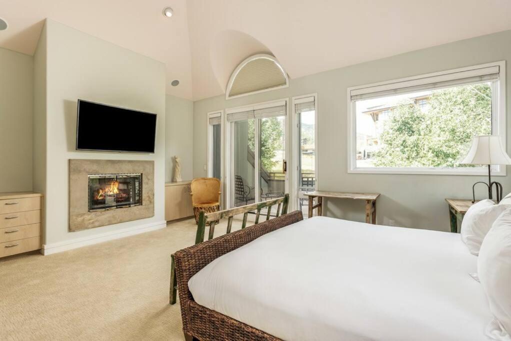 Amazing Ski-In/Ski-Out Fully Renovated Condo view 3