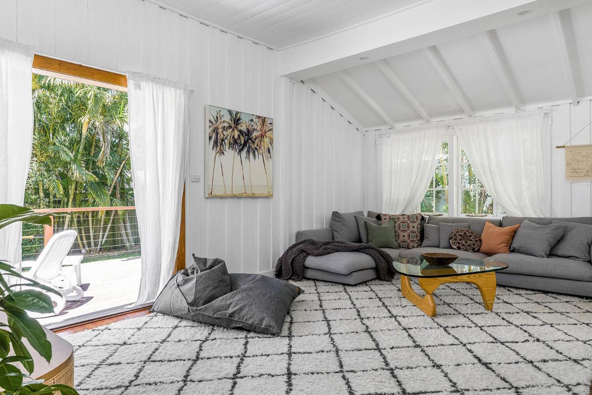 San Juan Surfers Cottage - prime Byron location view 2