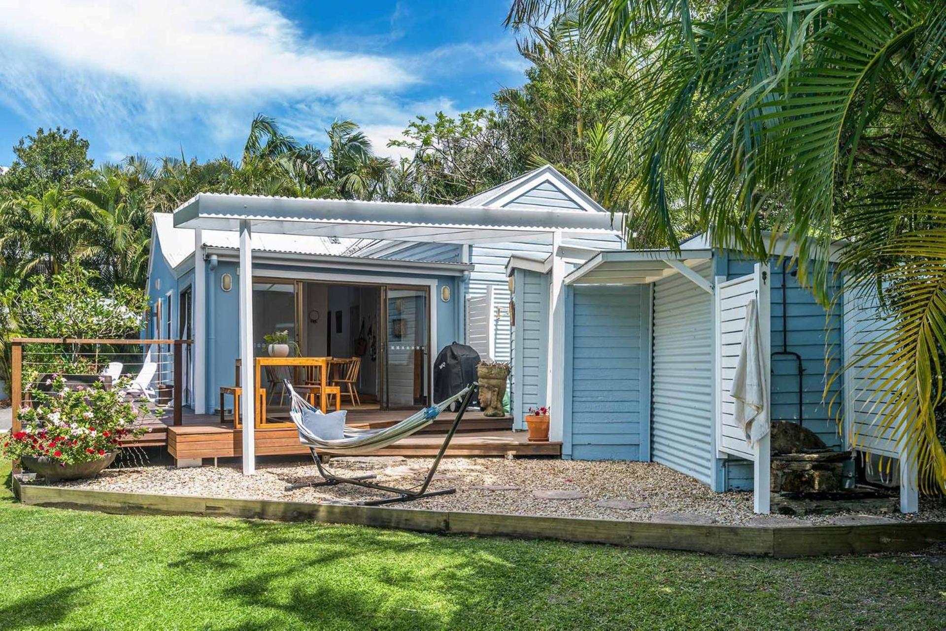 San Juan Surfers Cottage - prime Byron location view 3