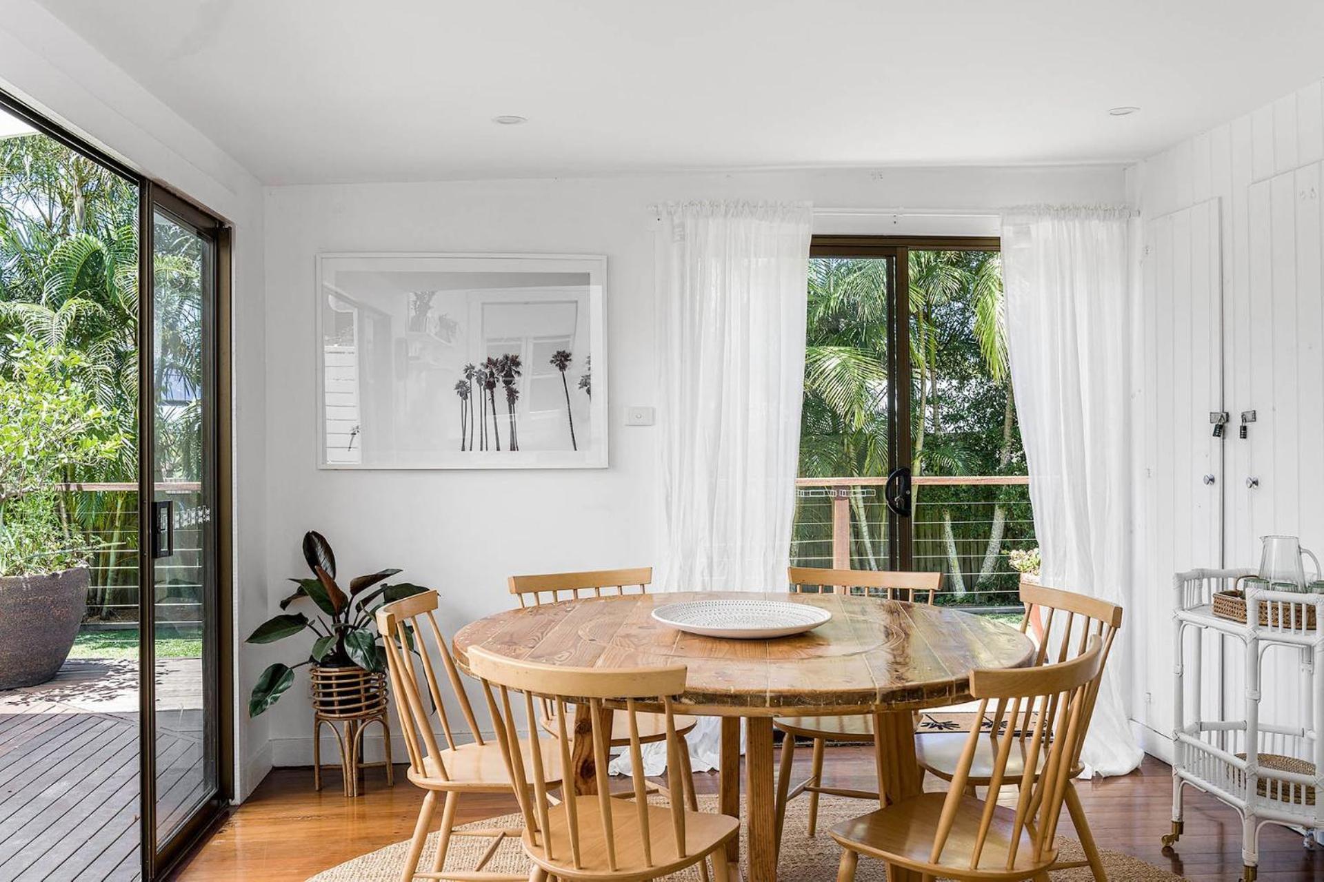 San Juan Surfers Cottage - prime Byron location view 5