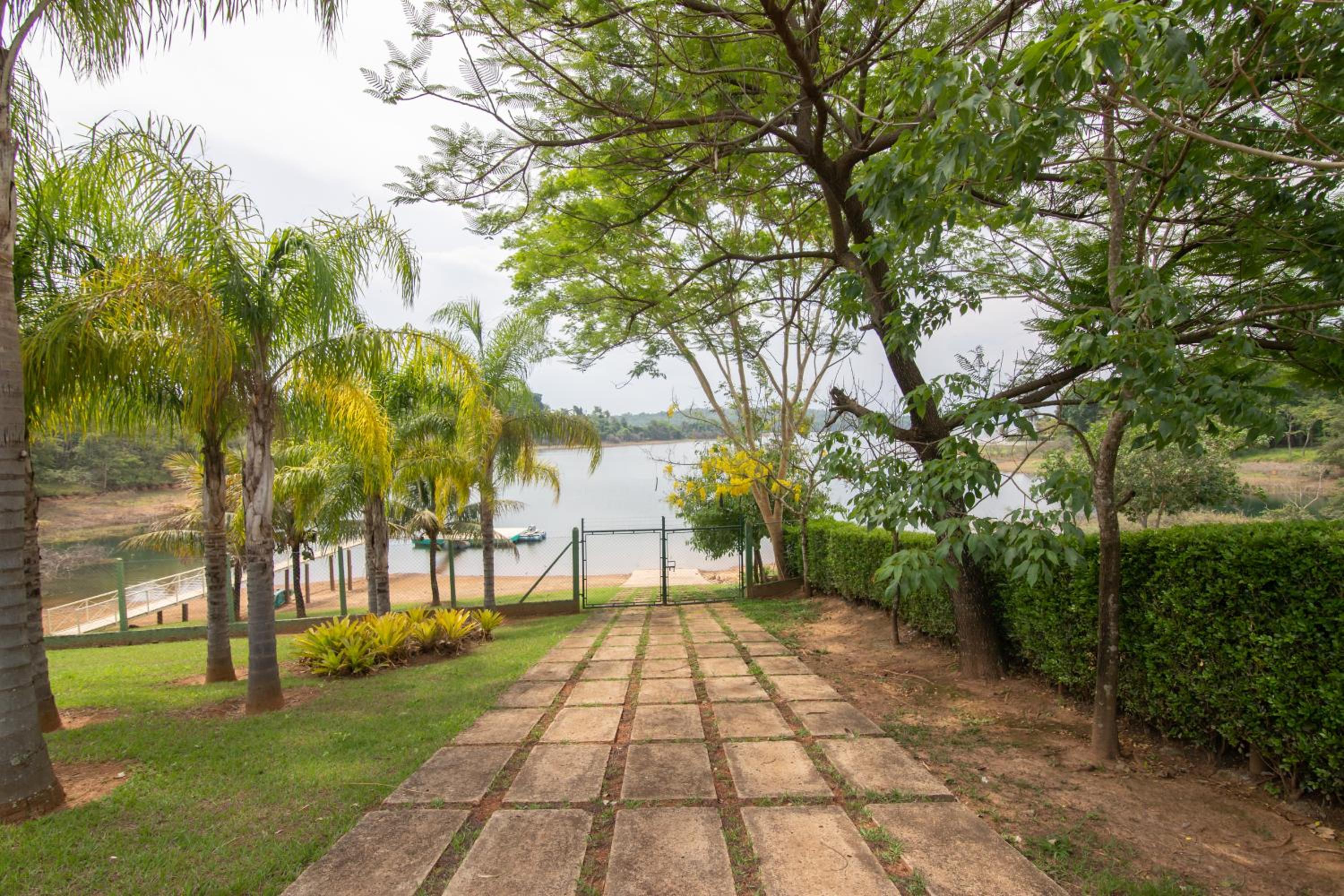 7 QUARTOS, sendo 6 SUÍTES, PISCINA AQUECIDA borda infinita na REPRESA de DELFINÓPOLIS