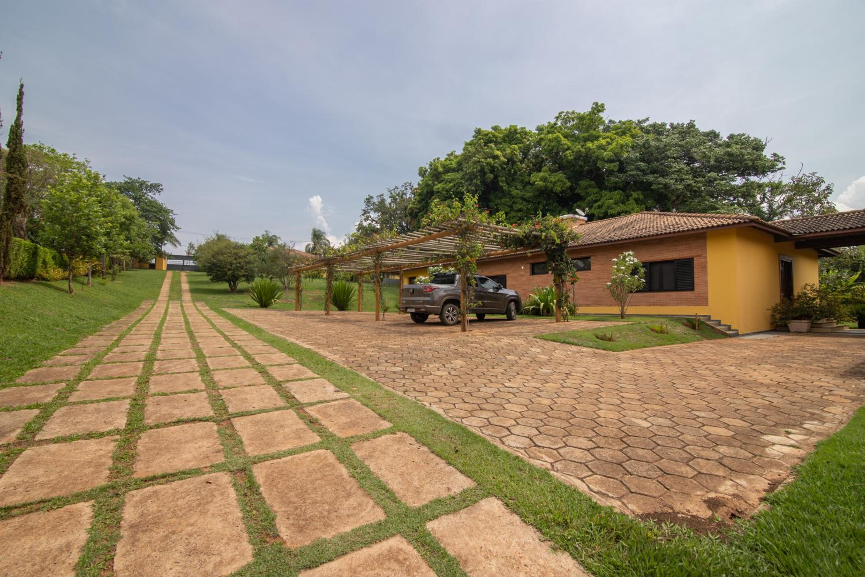 7 QUARTOS, sendo 6 SUÍTES, PISCINA AQUECIDA borda infinita na REPRESA de DELFINÓPOLIS