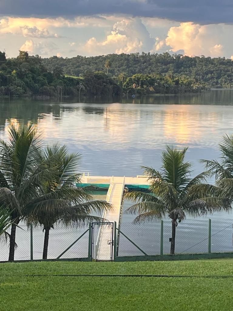 7 QUARTOS, sendo 6 SUÍTES, PISCINA AQUECIDA borda infinita na REPRESA de DELFINÓPOLIS
