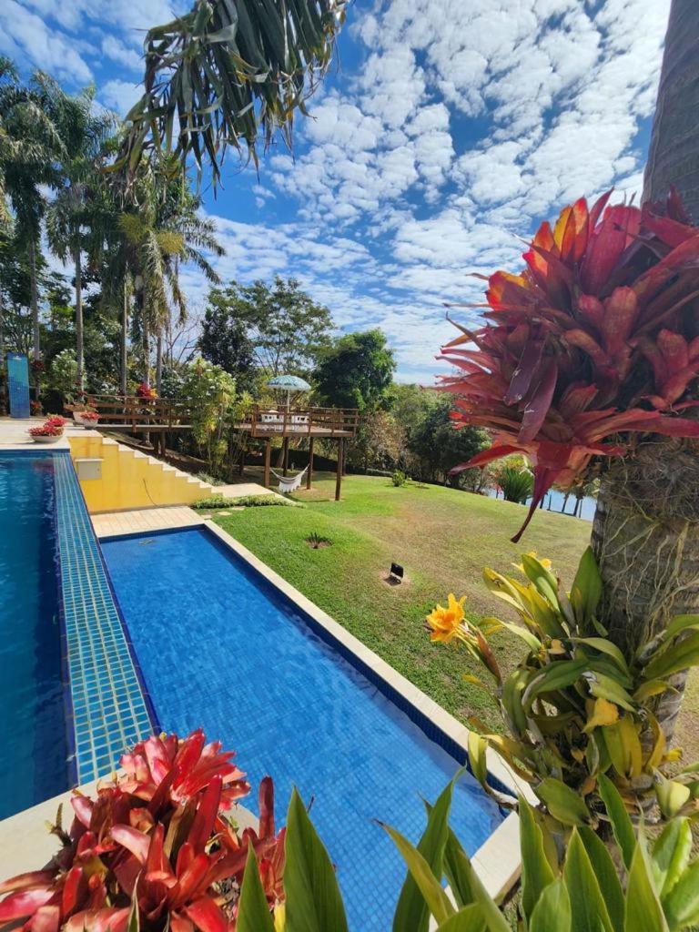 7 QUARTOS, sendo 6 SUÍTES, PISCINA AQUECIDA borda infinita na REPRESA de DELFINÓPOLIS