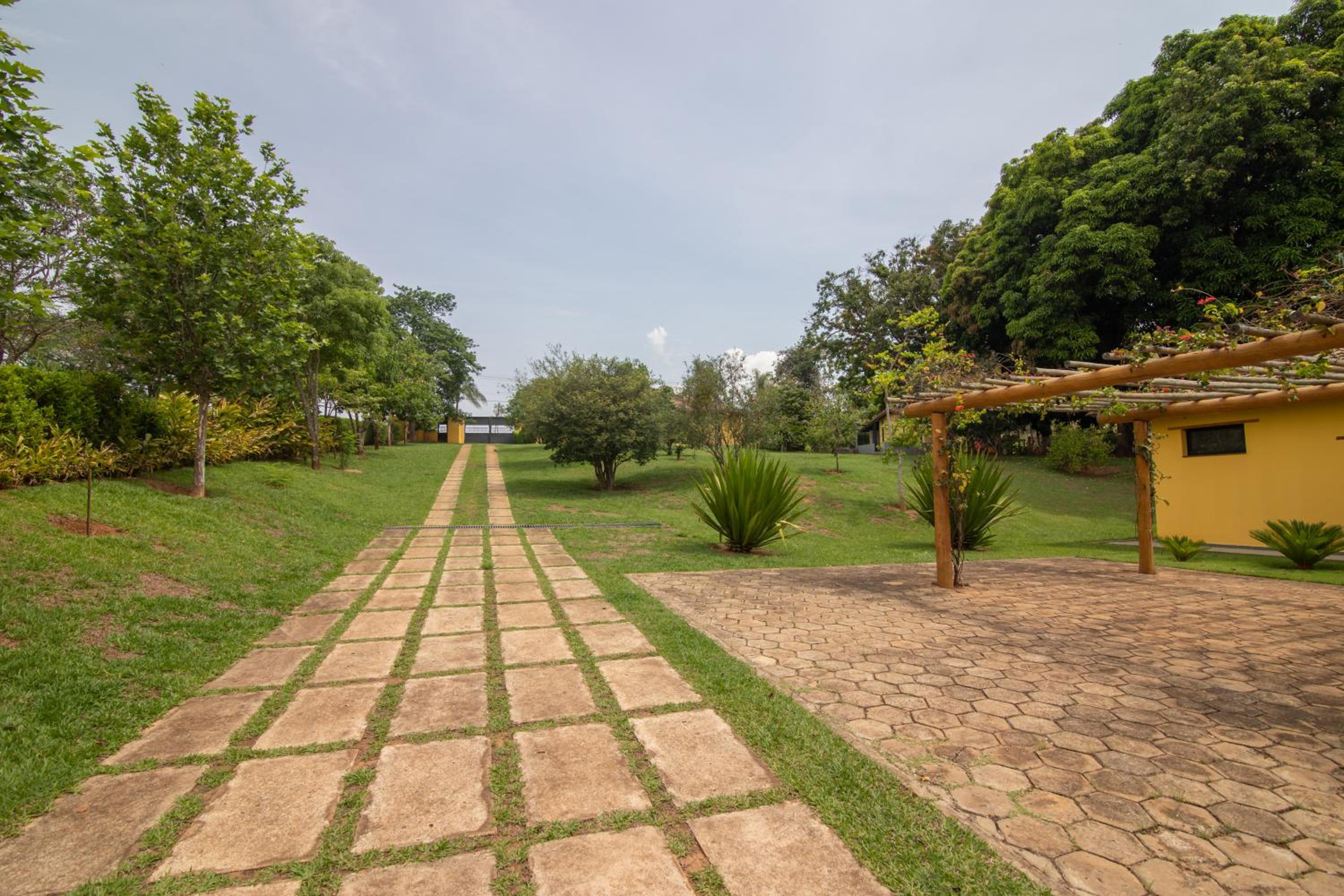7 QUARTOS, sendo 6 SUÍTES, PISCINA AQUECIDA borda infinita na REPRESA de DELFINÓPOLIS