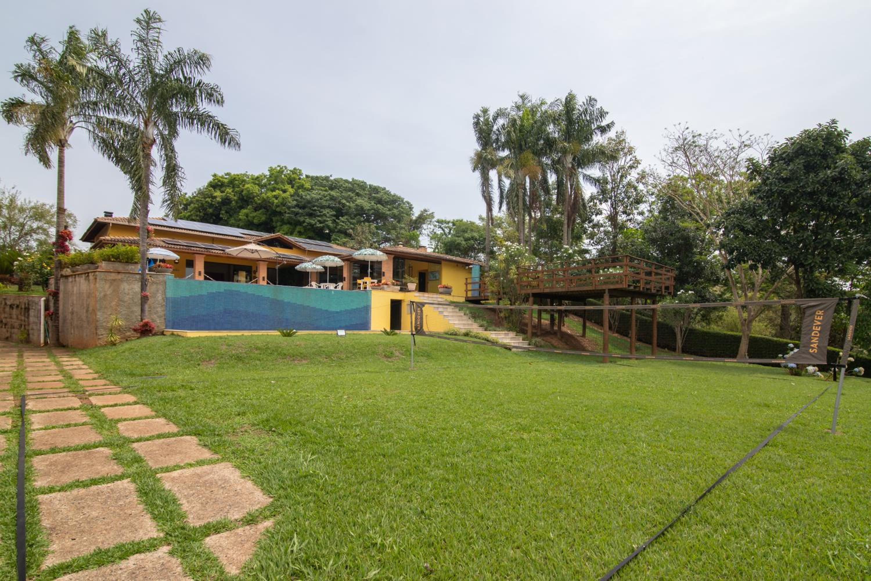 7 QUARTOS, sendo 6 SUÍTES, PISCINA AQUECIDA borda infinita na REPRESA de DELFINÓPOLIS