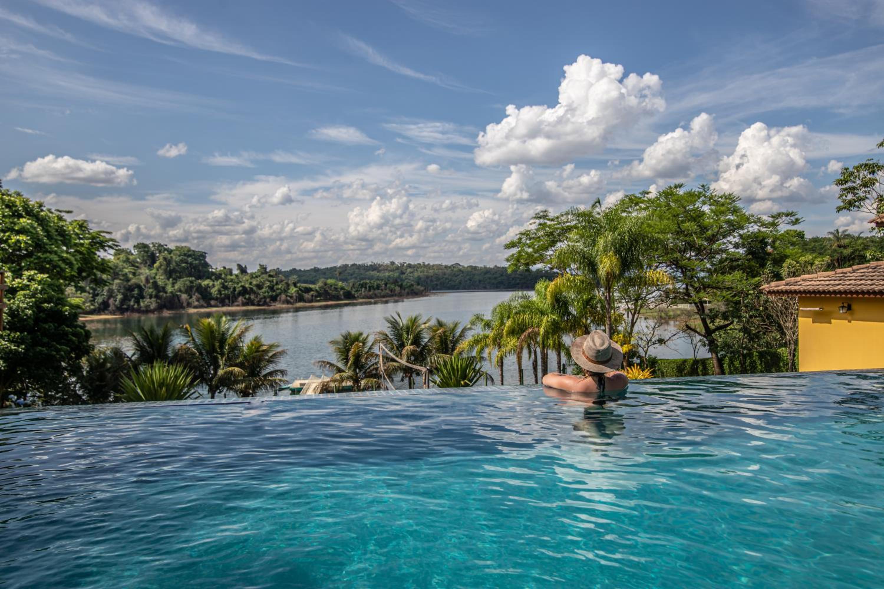 7 QUARTOS, sendo 6 SUÍTES, PISCINA AQUECIDA borda infinita na REPRESA de DELFINÓPOLIS
