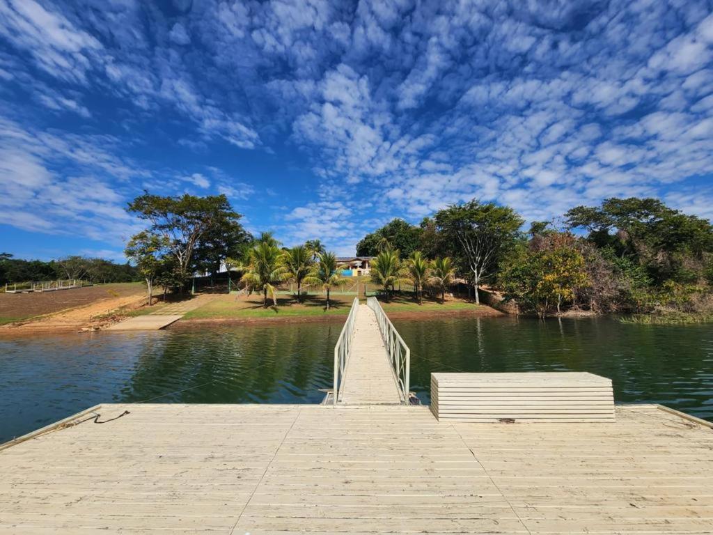 7 QUARTOS, sendo 6 SUÍTES, PISCINA AQUECIDA borda infinita na REPRESA de DELFINÓPOLIS