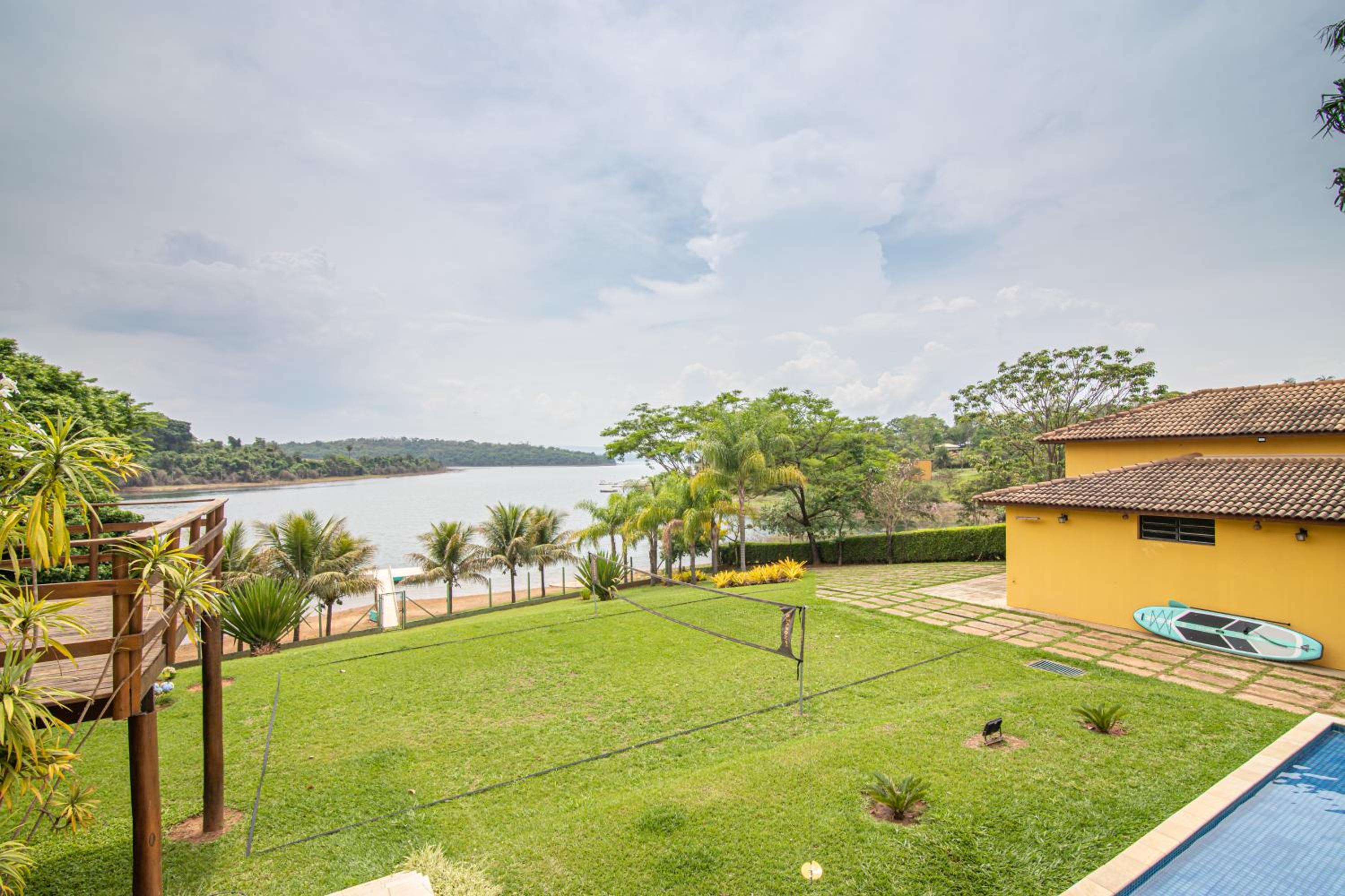 7 QUARTOS, sendo 6 SUÍTES, PISCINA AQUECIDA borda infinita na REPRESA de DELFINÓPOLIS