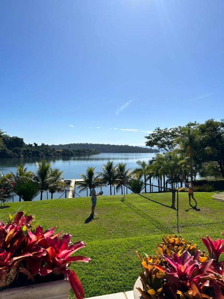 7 QUARTOS, sendo 6 SUÍTES, PISCINA AQUECIDA borda infinita na REPRESA de DELFINÓPOLIS