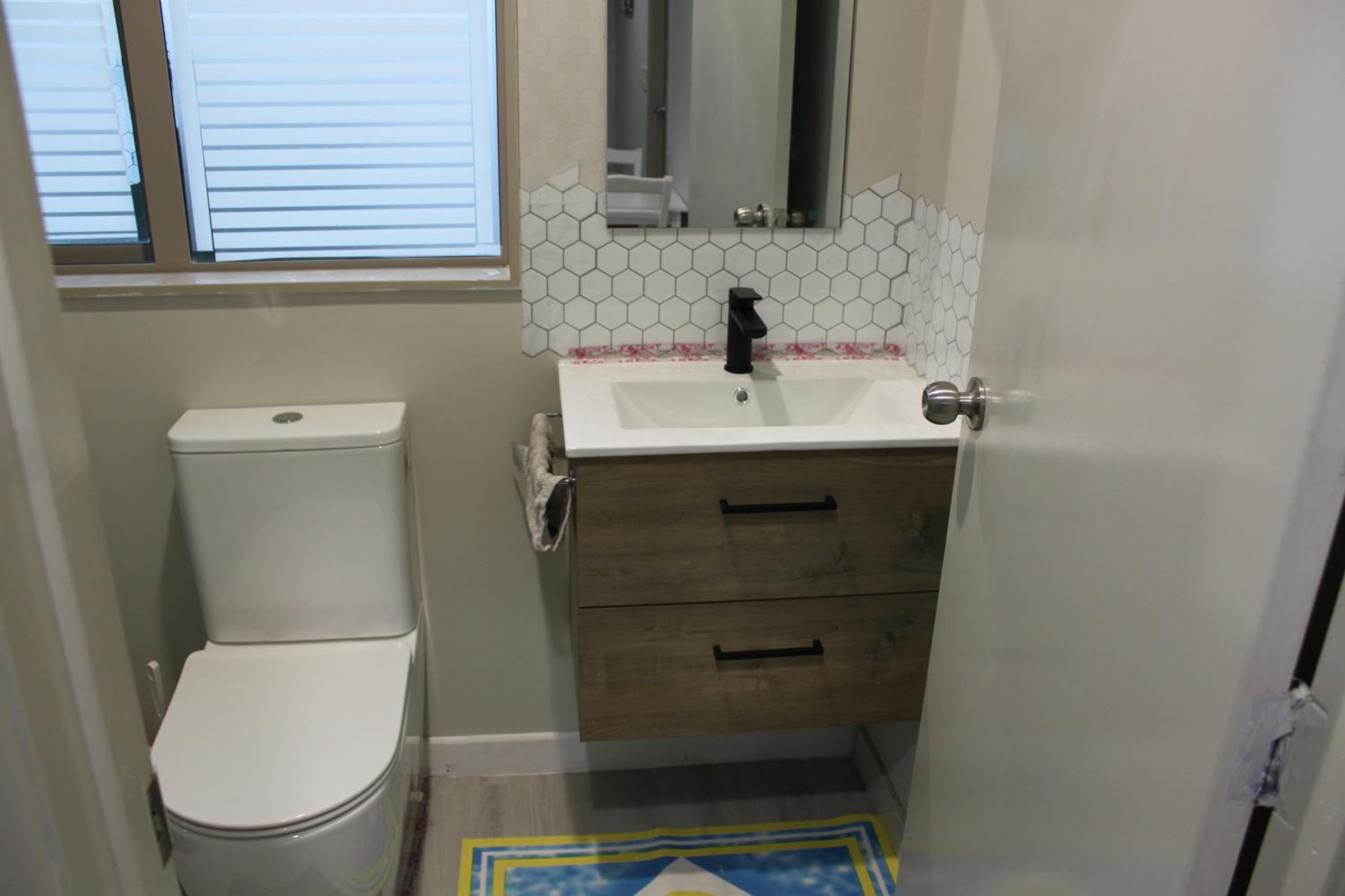 Private Studio with self check-in, Ensuite, WIFI & Kitchenette view 5