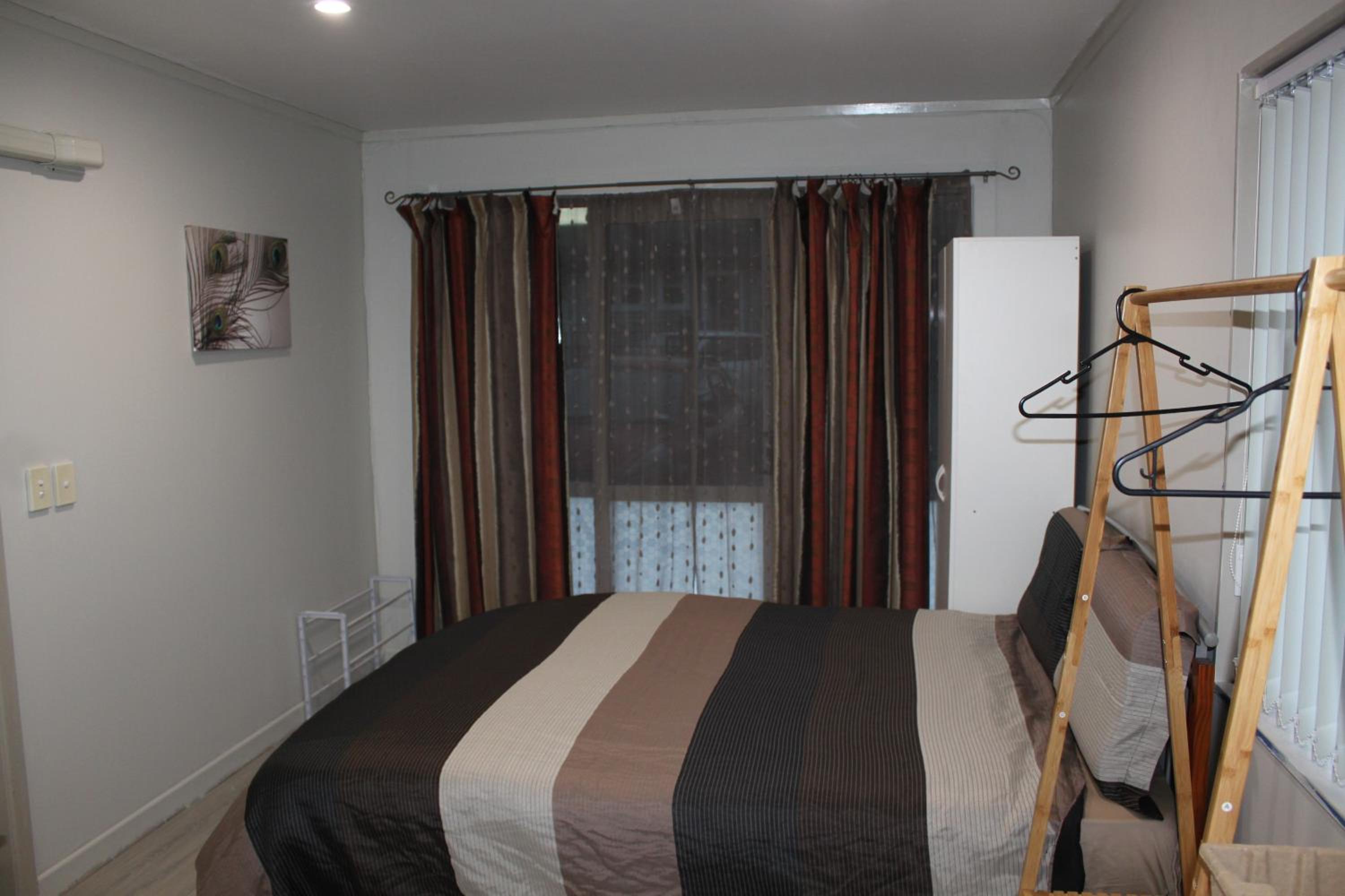 Private Studio with self check-in, Ensuite, WIFI & Kitchenette view 3