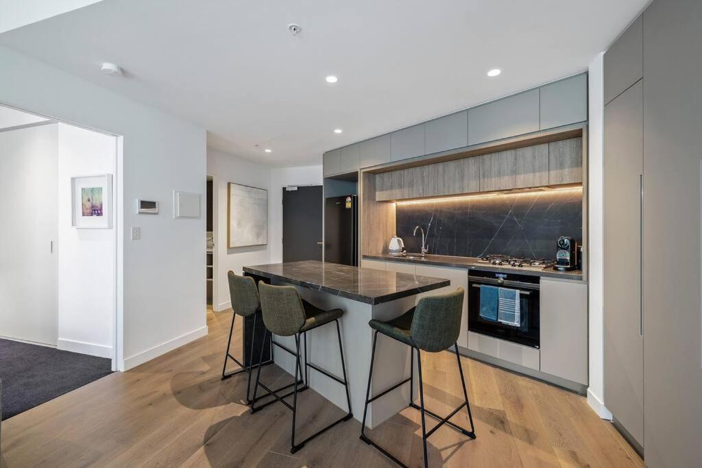 CBD, Stylish, Heated Pool, Gym, Sauna, Steam, BBQ