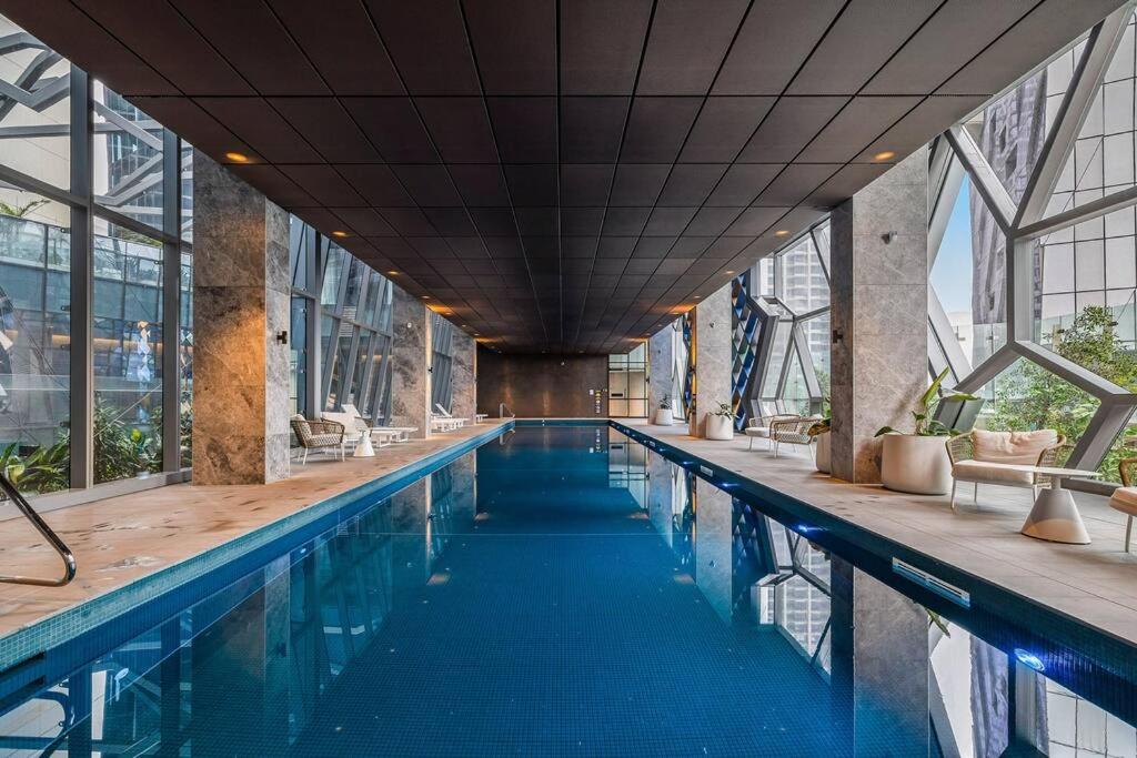 CBD, Stylish, Heated Pool, Gym, Sauna, Steam, BBQ