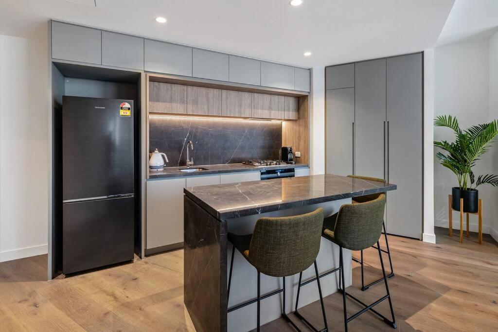 CBD, Stylish, Heated Pool, Gym, Sauna, Steam, BBQ