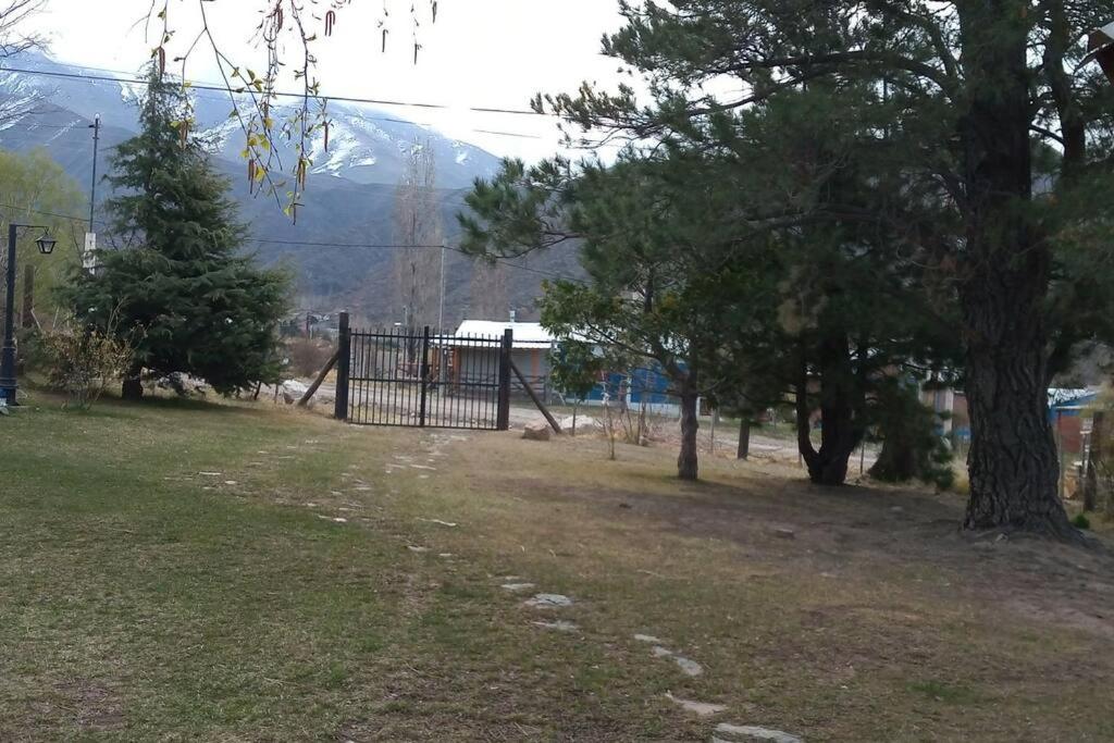 Cabaña hogareña con bajada a arroyo.