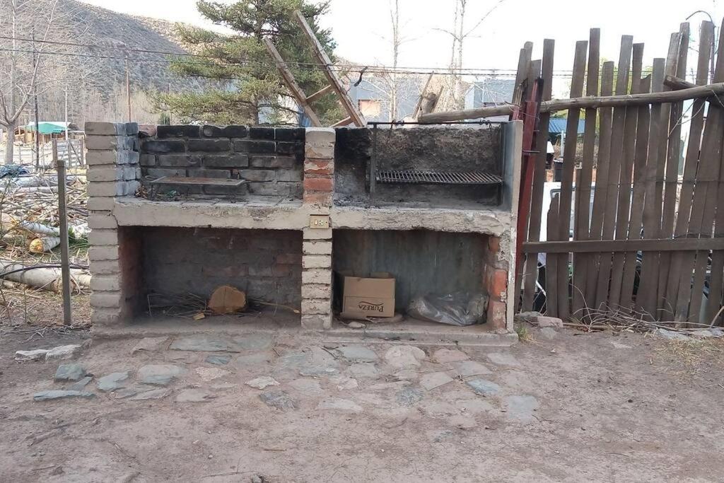 Cabaña hogareña con bajada a arroyo.