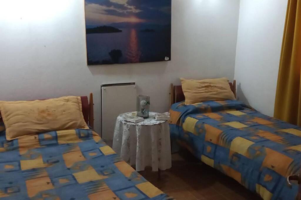 Cabaña hogareña con bajada a arroyo.