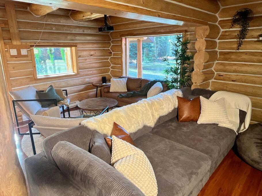 Golden Cabin - Hot Tub - Games Barn - Theatre