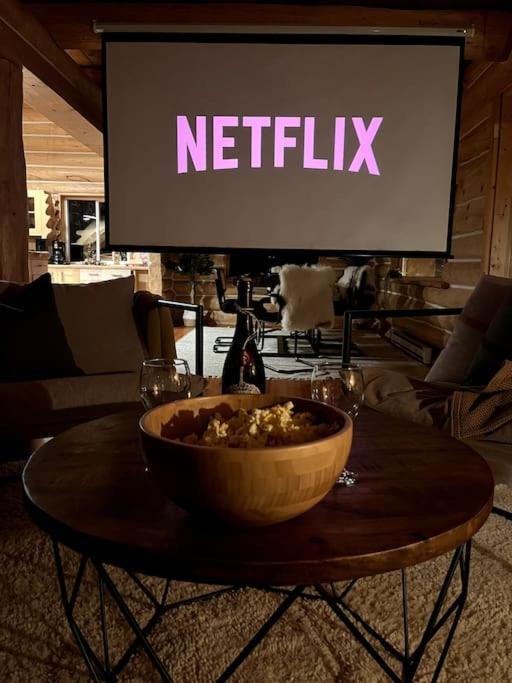 Golden Cabin - Hot Tub - Games Barn - Theatre