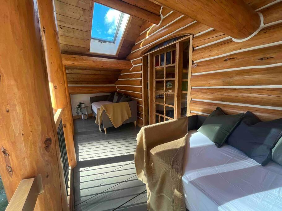 Golden Cabin - Hot Tub - Games Barn - Theatre